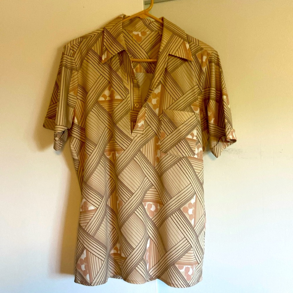 Men’s 70’s-style vintage polo. Size medium. No brand listed.